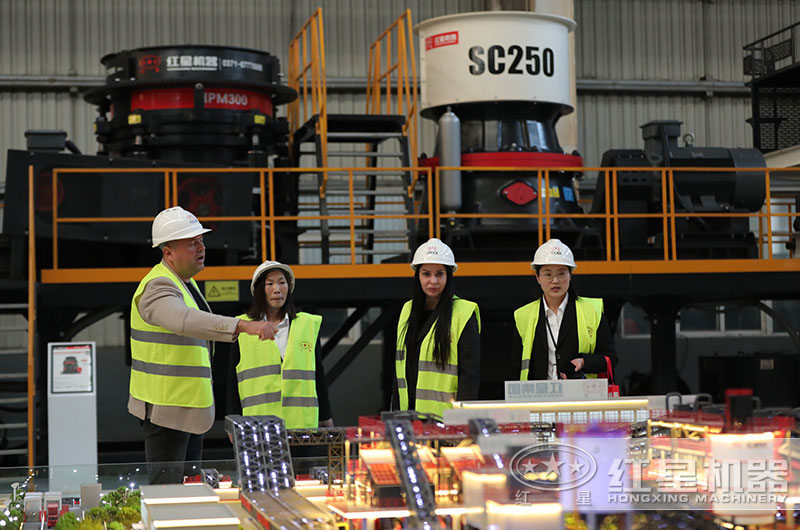 客戶來廠考察破碎設備 客戶來廠考察破碎設備