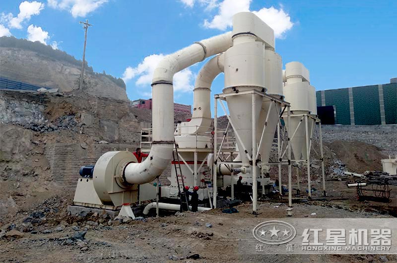 膨潤(rùn)土雷蒙磨粉機(jī)現(xiàn)場(chǎng)實(shí)拍 膨潤(rùn)土雷蒙磨粉機(jī)現(xiàn)場(chǎng)實(shí)拍