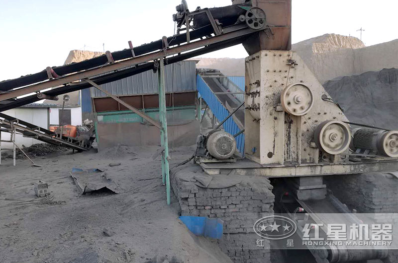 雙級(jí)破碎機(jī)破煤矸石現(xiàn)場(chǎng) 雙級(jí)破碎機(jī)破煤矸石現(xiàn)場(chǎng)