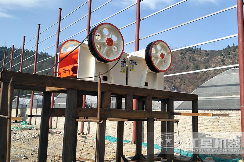 采用鋼結構支撐的顎式破碎機現場 采用鋼結構支撐的顎式破碎機現場