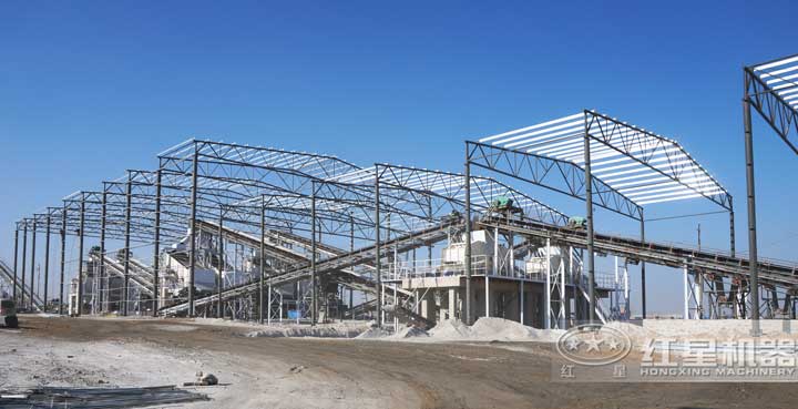 時產(chǎn)800噸生產(chǎn)現(xiàn)場，多臺設備同時作業(yè)